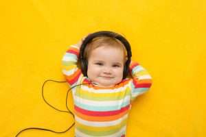 Zeitleiste: Das Leben mit einer Hörbeeinträchtigung- Kleinkind